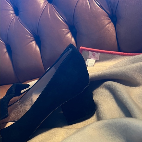 Gucci Black Heels with Gold Accent - Picture 3 of 7